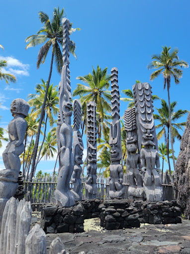 Hawaiian ki'i or statues of ancient gods. Puuhonua o Honaunau. Hawaiian ki'i or statues of ancient gods. Puuhonua o Honaunau.